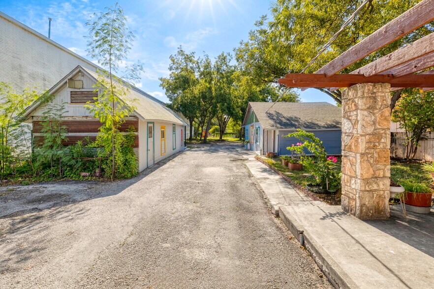 More Photos Of 926 S Laredo St, San Antonio Service For Sale