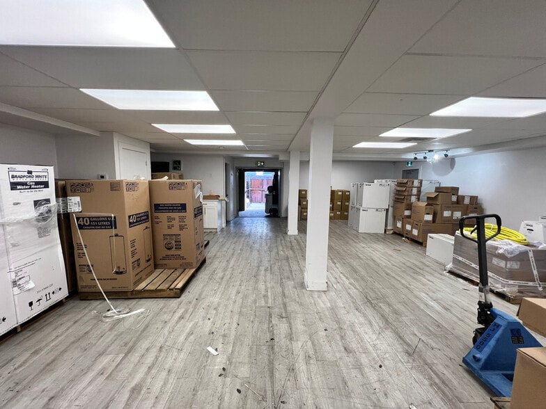 More Photos Of 2412-2418 King George Blvd, Surrey Showroom For Lease