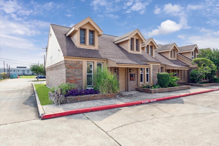 More Photos Of 6910 Bellaire Blvd, Houston Office For Sale