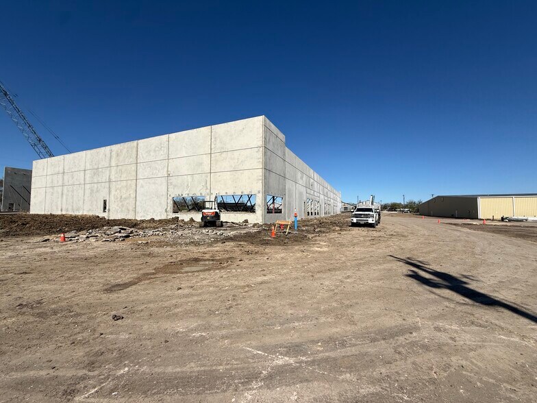 More Photos Of 111 E Lampasas St, Ennis Warehouse For Lease