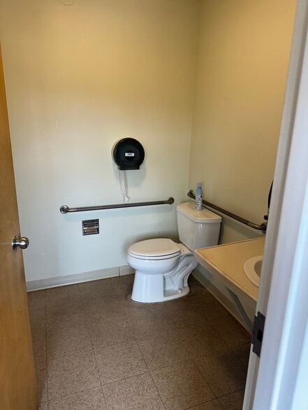 More Photos Of 152 Lynnway, Lynn Office For Sale