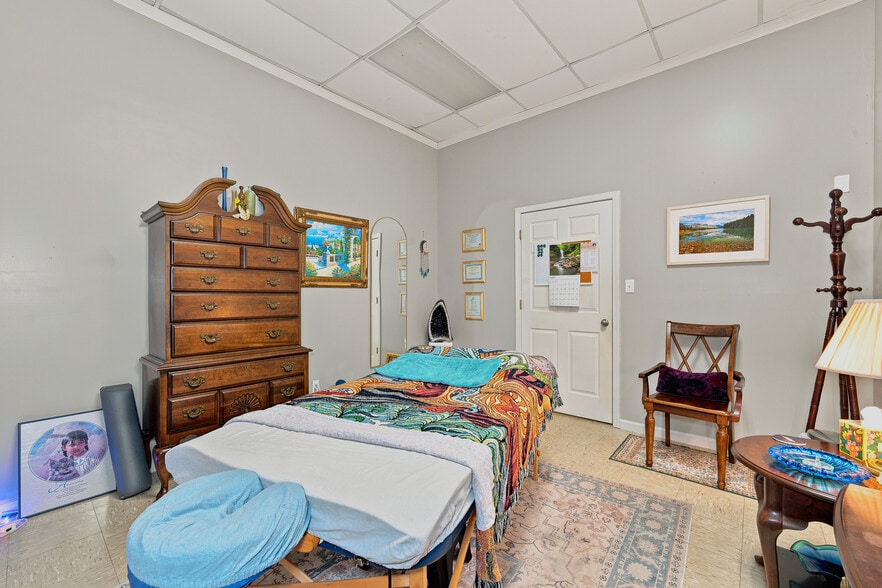 More Photos Of 20 Town Sq, Greenwood Health Club For Sale