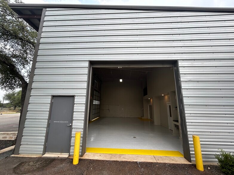 More Photos Of 9 Spanish Pass Rd, Boerne Showroom For Lease