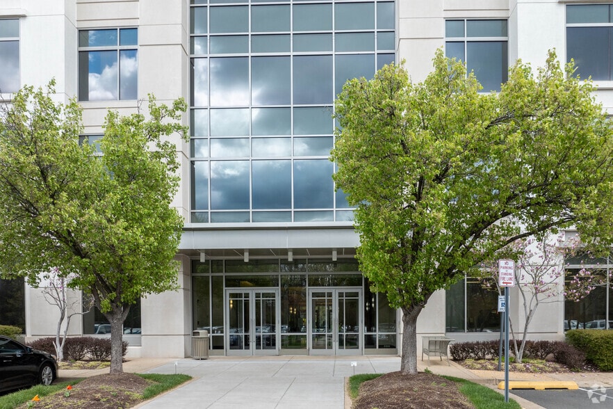 More Photos Of 14151 Park Meadow Dr, Chantilly Office For Lease