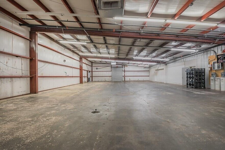 More Photos Of 1301 Weatherford Hwy, Granbury Warehouse For Sale