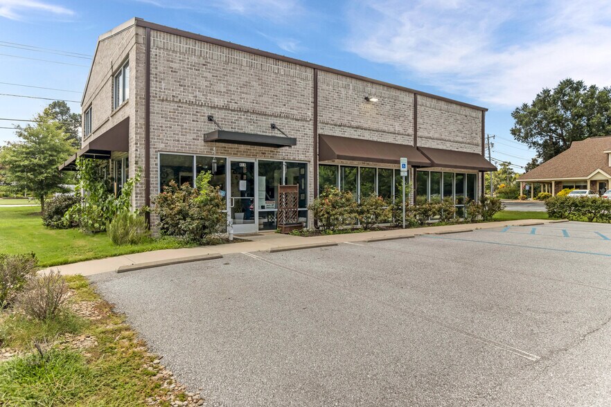 More Photos Of 414 W Fernwood Dr, Simpsonville General Retail For Sale