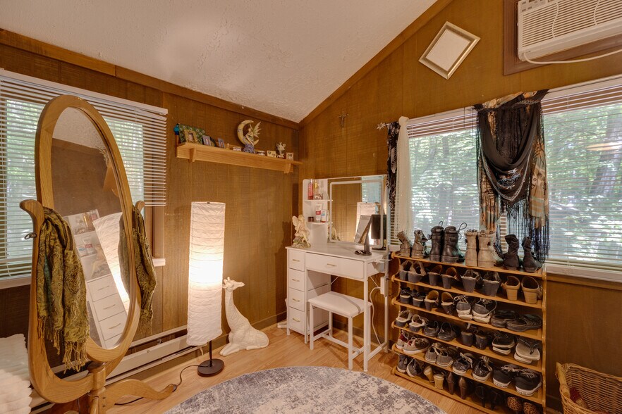 More Photos Of 11 Mountainside Dr, Berkeley Springs Specialty For Sale