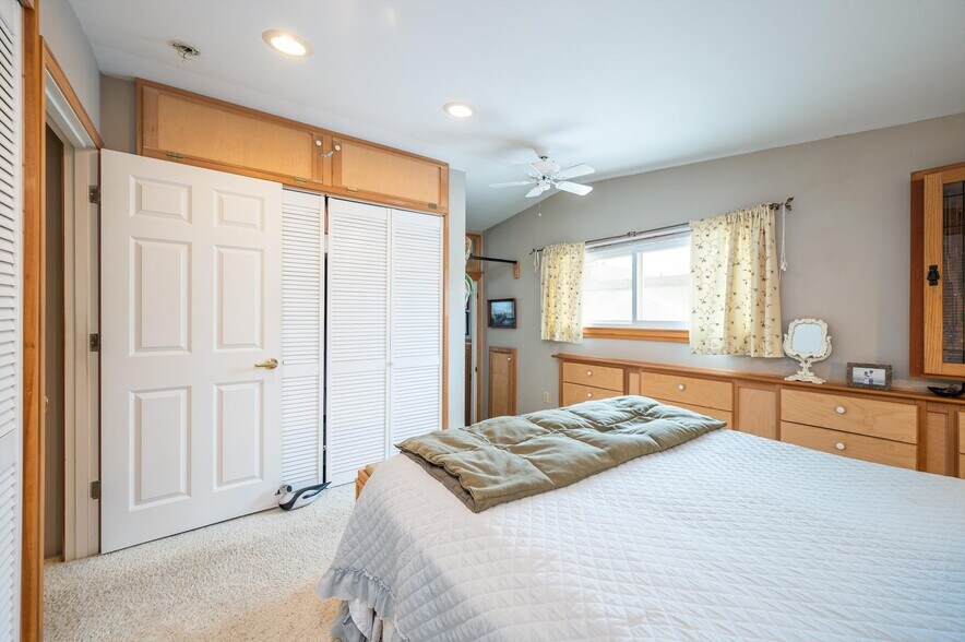 More Photos Of 1324 Commercial, Bellingham General Retail For Sale