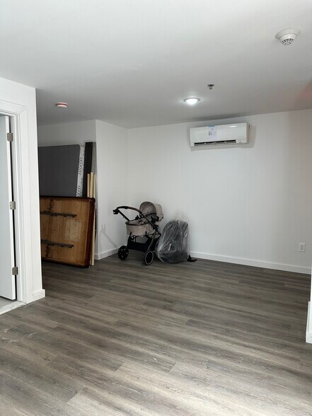 More Photos Of 3831 Carpenter Ave, Bronx Flex For Lease