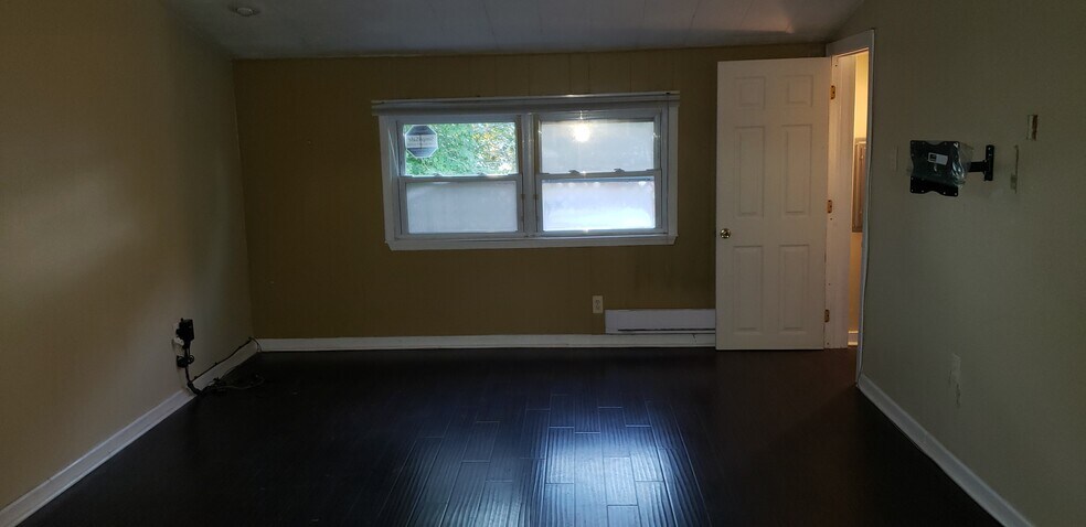 More Photos Of 1303 Veterans Hwy, Bristol Office For Sale