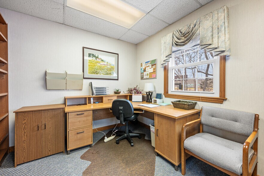 More Photos Of 131 Boston Post Rd, East Lyme Office For Lease