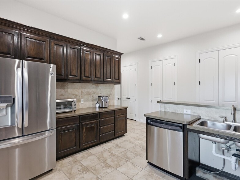 More Photos Of 101 Countryside Ct, Southlake Medical For Sale