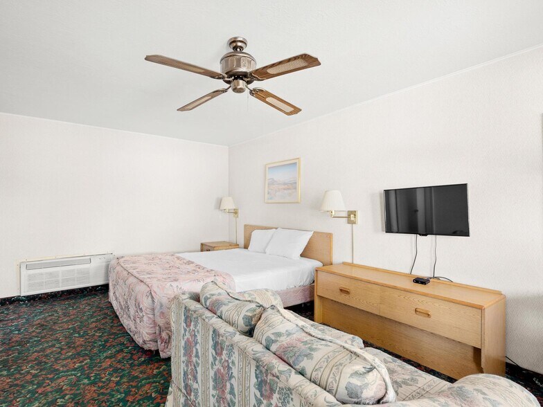 More Photos Of 145 S Main St, Richfield Hotel For Sale