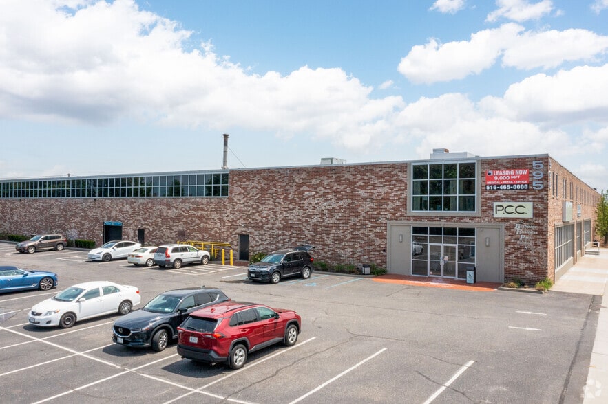 More Photos Of 595 S Broadway, Hicksville Warehouse For Lease