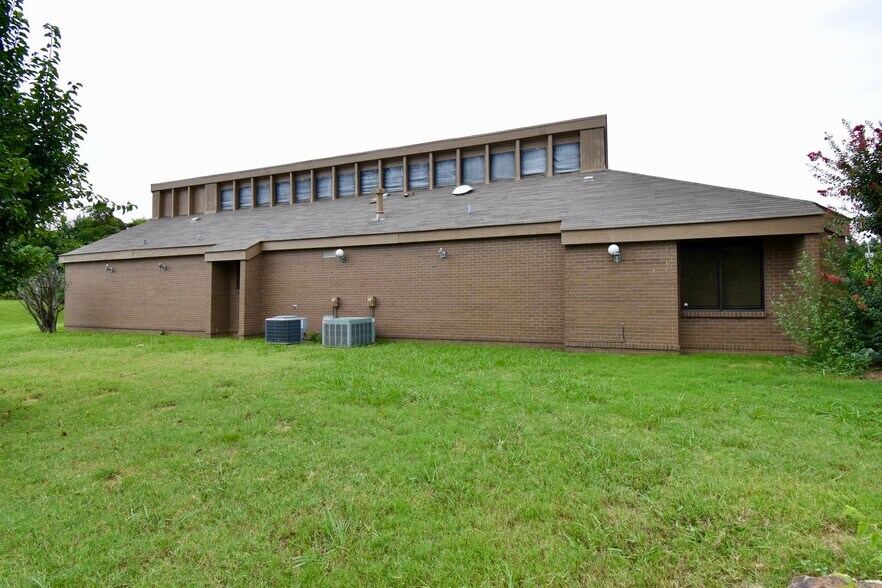 More Photos Of 810 Newman Dr, Helena Office For Sale