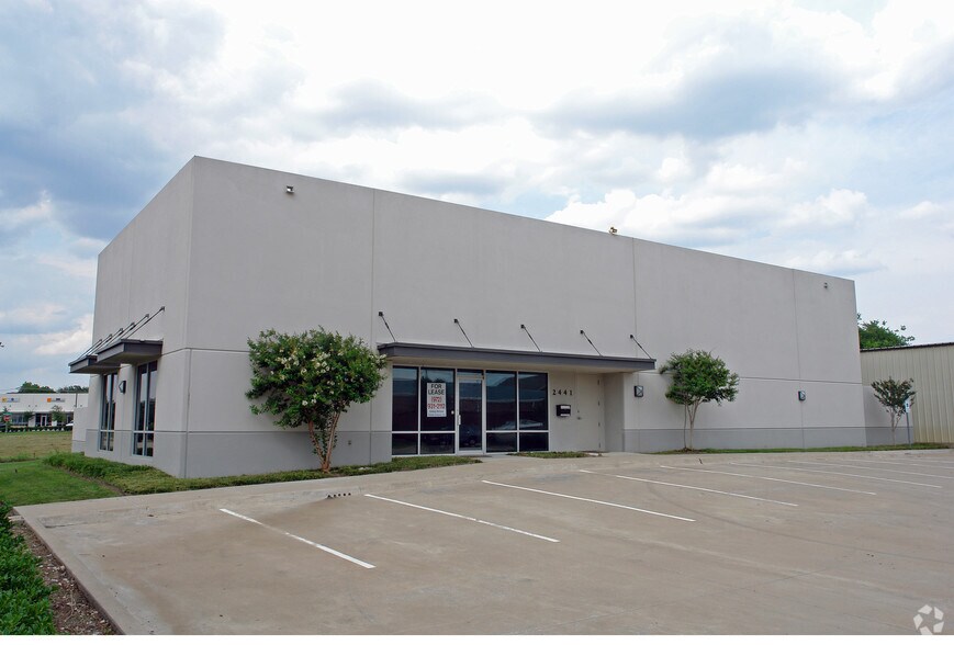 More Photos Of 2441 Pecan St, Carrollton Office For Lease