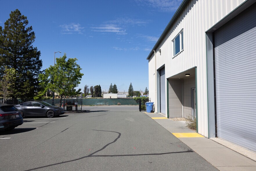 More Photos Of 3466 Brickway Blvd, Santa Rosa Warehouse For Lease