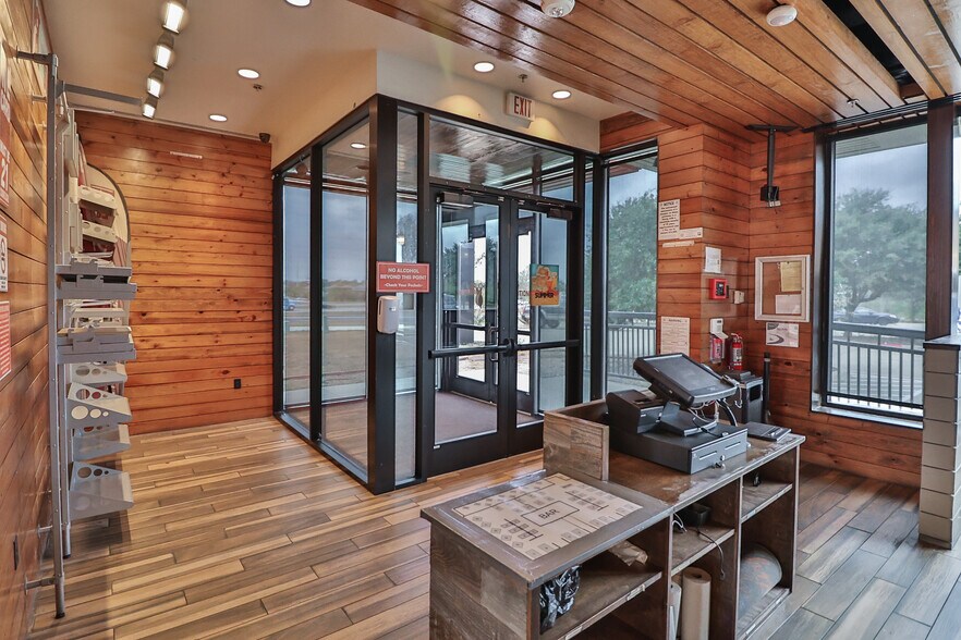 More Photos Of 960 N Earl Rudder Fwy, Bryan Restaurant For Lease