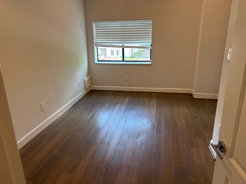 More Photos Of 5902 Winsome Ln, Houston Office Residential For Sale