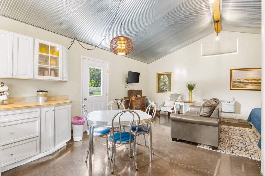 More Photos Of 4871 U.S. 31, Eastport Hotel For Sale