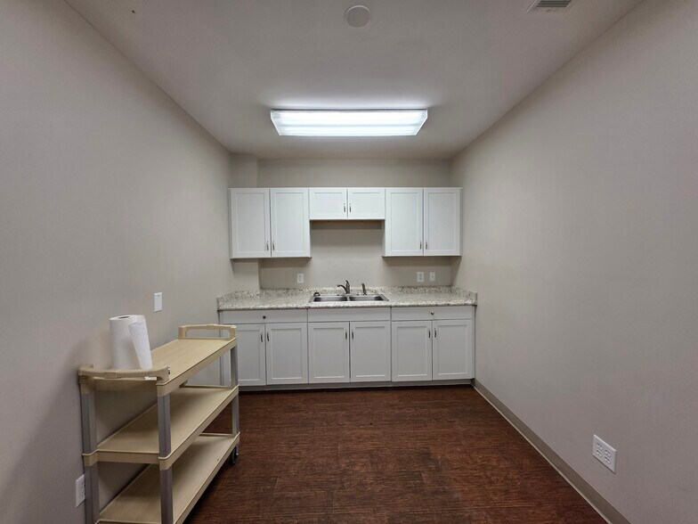 More Photos Of 93 Vickers Rd, Waycross Medical For Lease