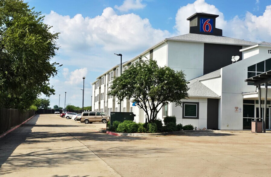 More Photos Of 1720 W Henderson St, Cleburne Hotel For Sale