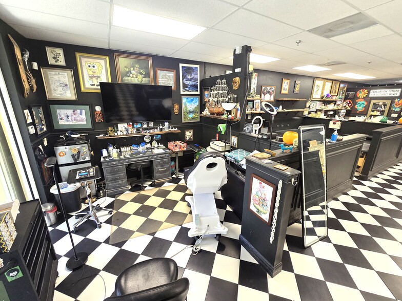 More Photos Of 4953 Le Chalet Blvd, Boynton Beach Storefront Retail Office For Lease