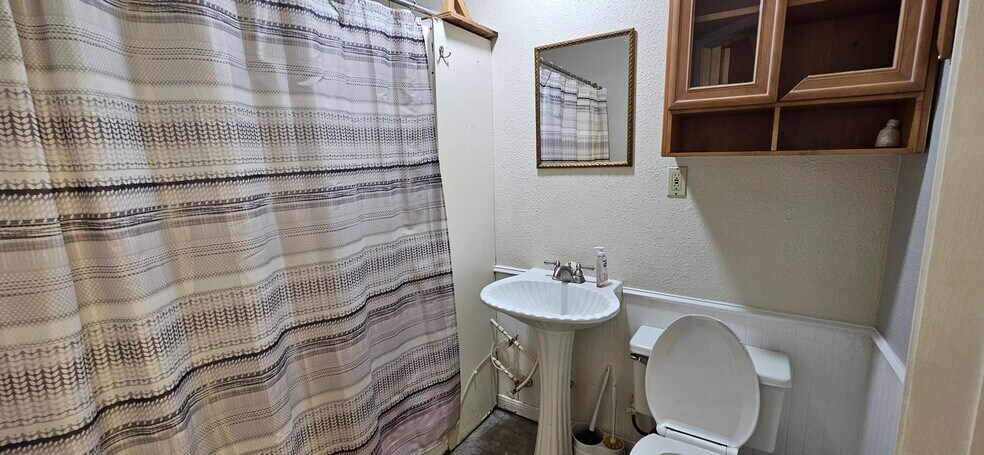 More Photos Of 130 Grand Ave, Bacliff Warehouse For Sale