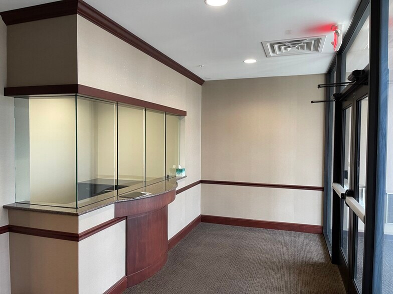 More Photos Of 1907 Jumer Dr, Bloomington Office For Lease