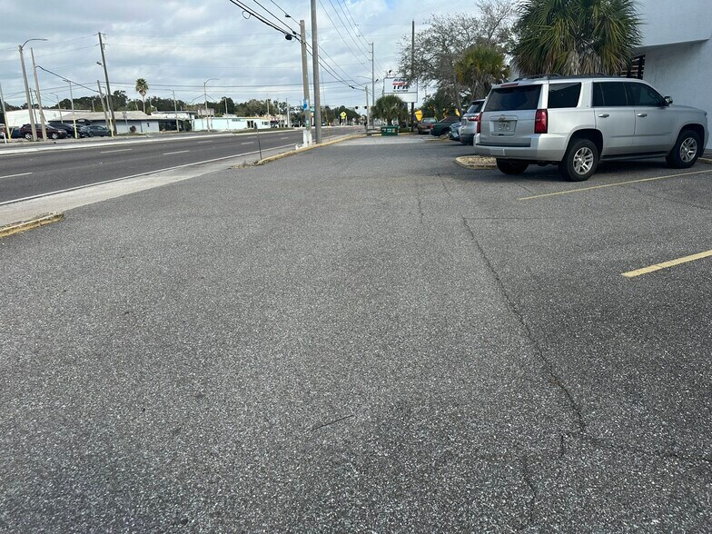 More Photos Of 4801 66th St N, Kenneth City Flex For Lease