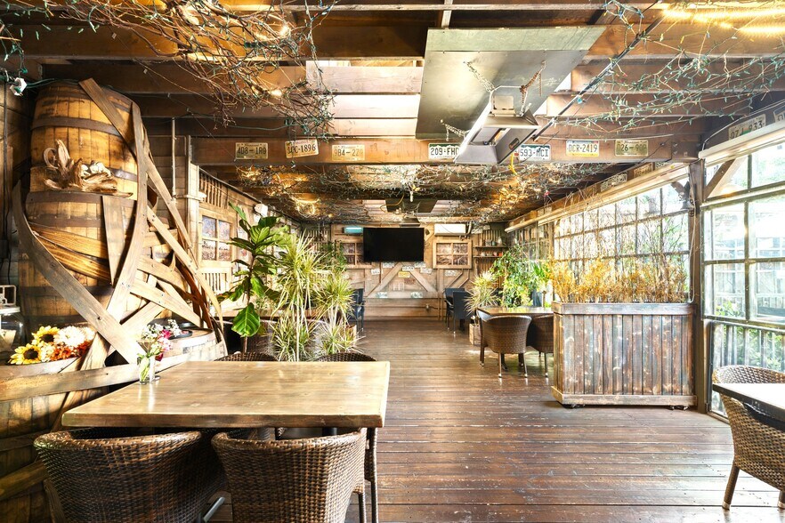 More Photos Of 228 S Oxford Ave, Los Angeles General Retail For Sale