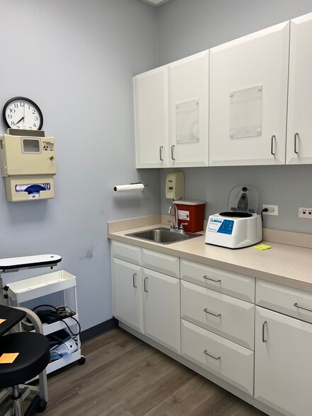 More Photos Of 2172 Blackberry Dr, Geneva Medical For Lease