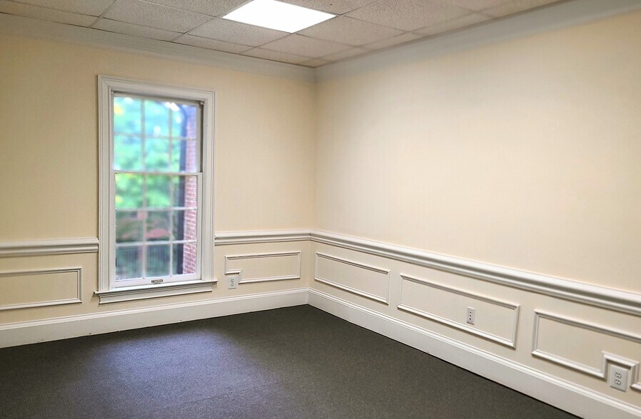 More Photos Of 8046 Roswell Rd, Atlanta Office For Sale