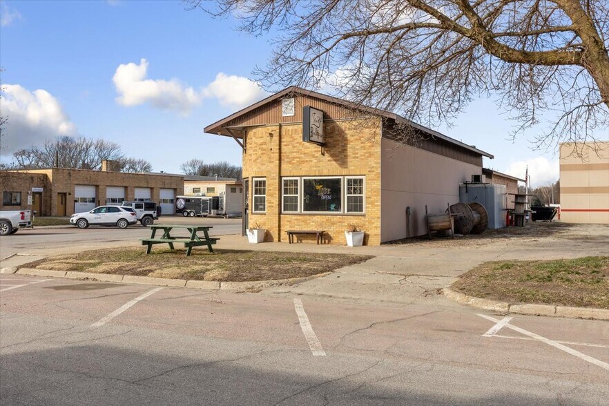 More Photos Of 1034 8th St, Onawa Bar For Sale