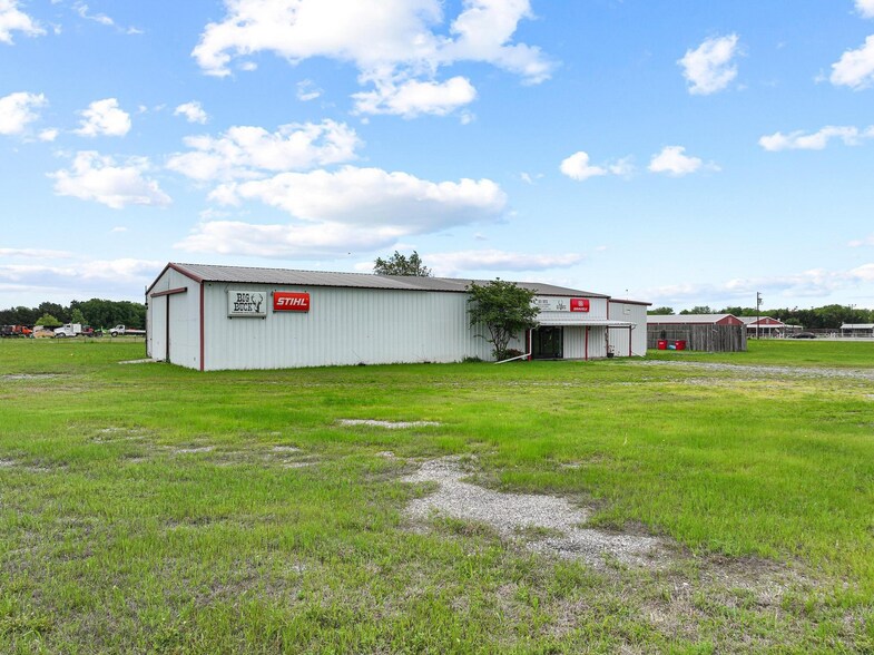 More Photos Of 3301 S State Highway 121, Bonham Showroom For Sale
