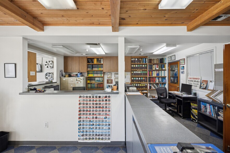More Photos Of 25 Market St, San Rafael Service For Sale