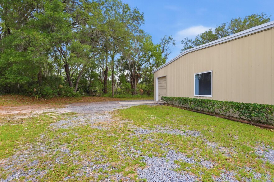 More Photos Of 623 Pleasant St, Lake Helen Flex For Lease