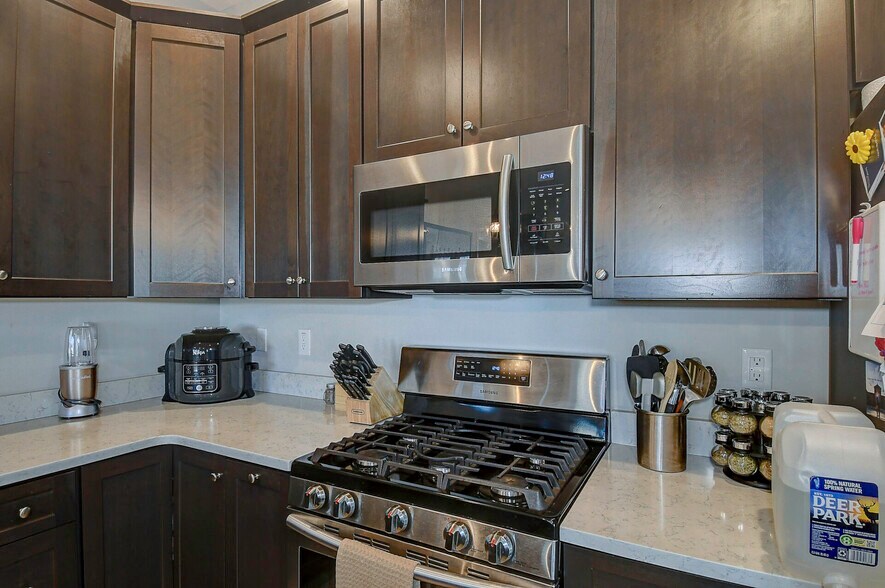 More Photos Of 9650 Shore Dr, Norfolk Veterinarian Kennel For Sale