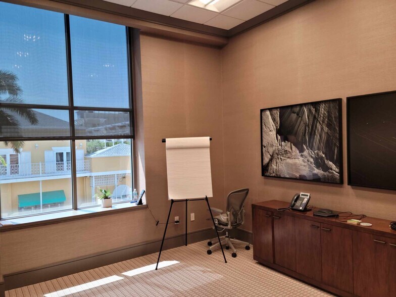 More Photos Of 821 5th Ave S, Naples Office For Lease