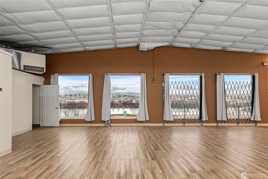 More Photos Of 1052 Valley Mall Pky, East Wenatchee Flex For Sale