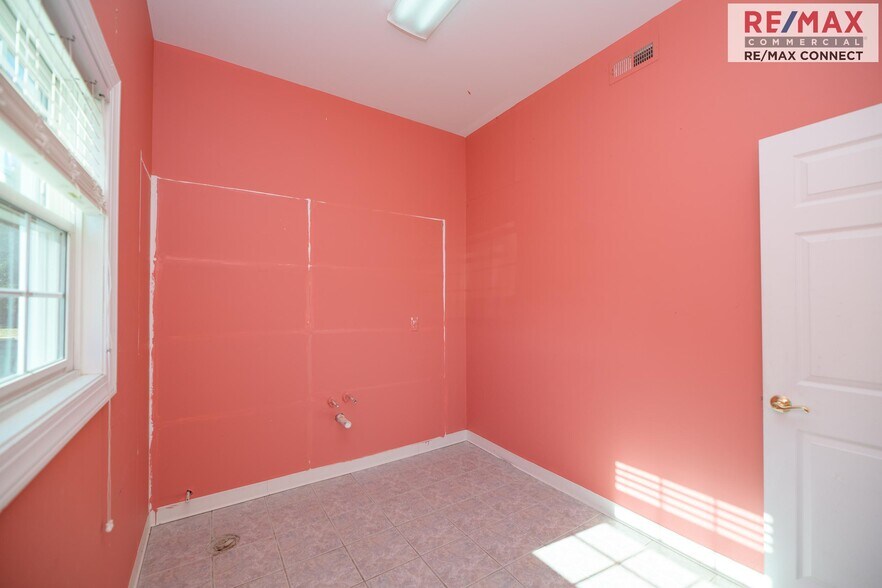 More Photos Of 5333 George Washington Mem Hwy, Yorktown Freestanding For Sale