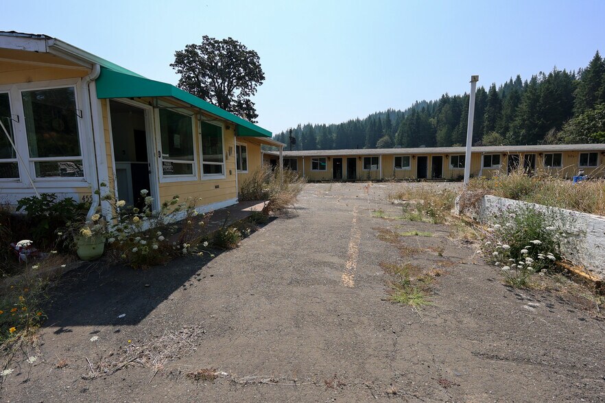 More Photos Of 455 Bear Creek Rd, Cottage Grove Hotel For Sale