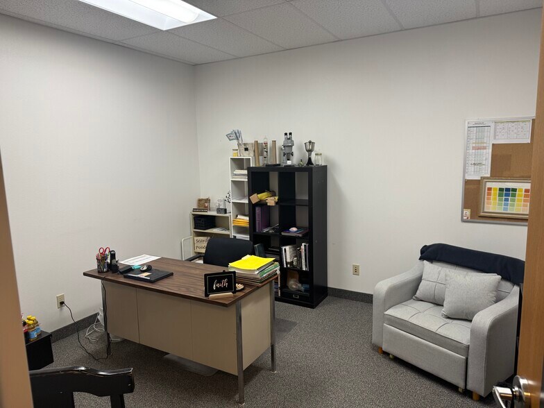 More Photos Of 115 E Flaming Gorge Way, Green River Office For Sale