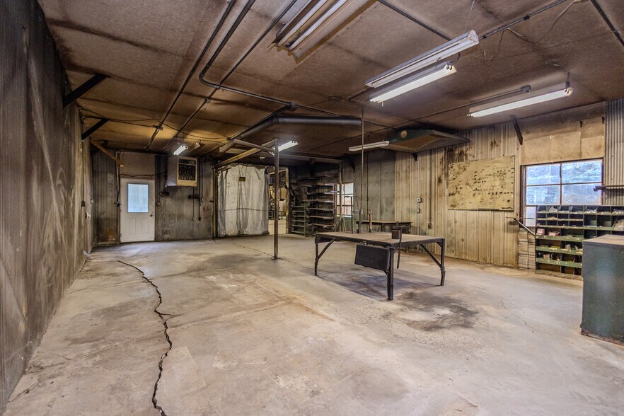 More Photos Of 2090 Idaho Dr, Pella Manufacturing For Sale