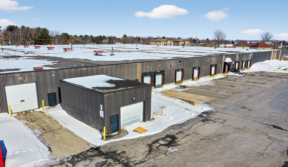 More Photos Of 260 Rue Lord, Napierville Manufacturing For Sale