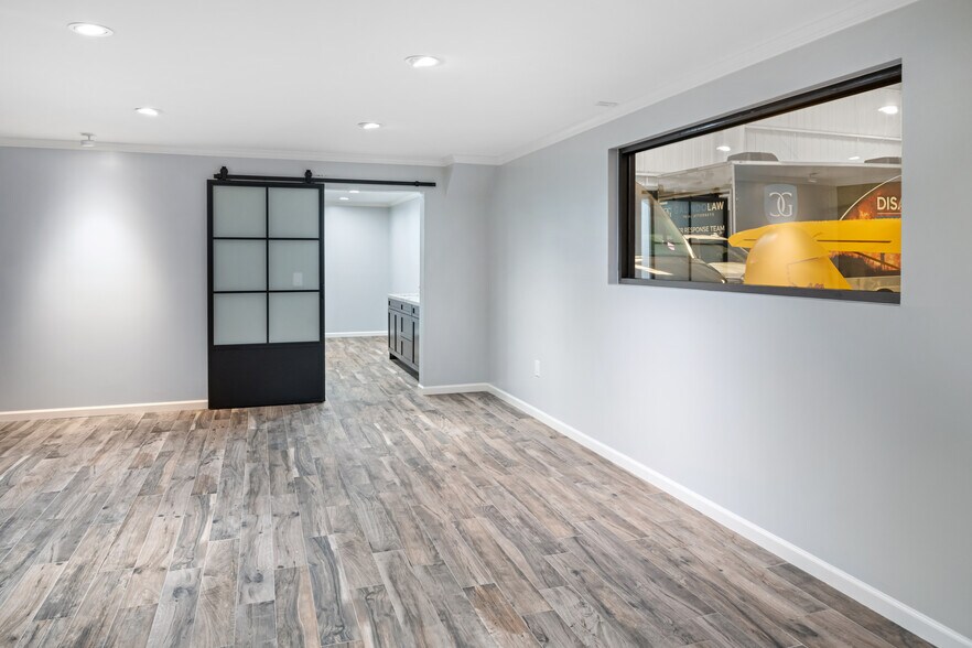 More Photos Of 18000 Groschke Rd, Houston Airplane Hangar For Lease
