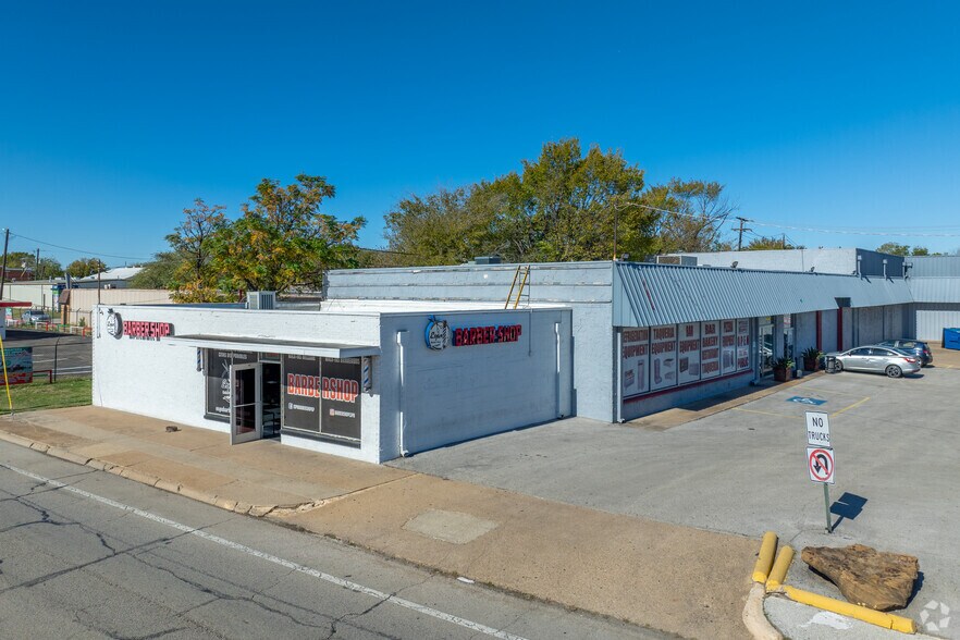Primary Photo Of 105-109 NW 13th St, Grand Prairie Showroom For Lease
