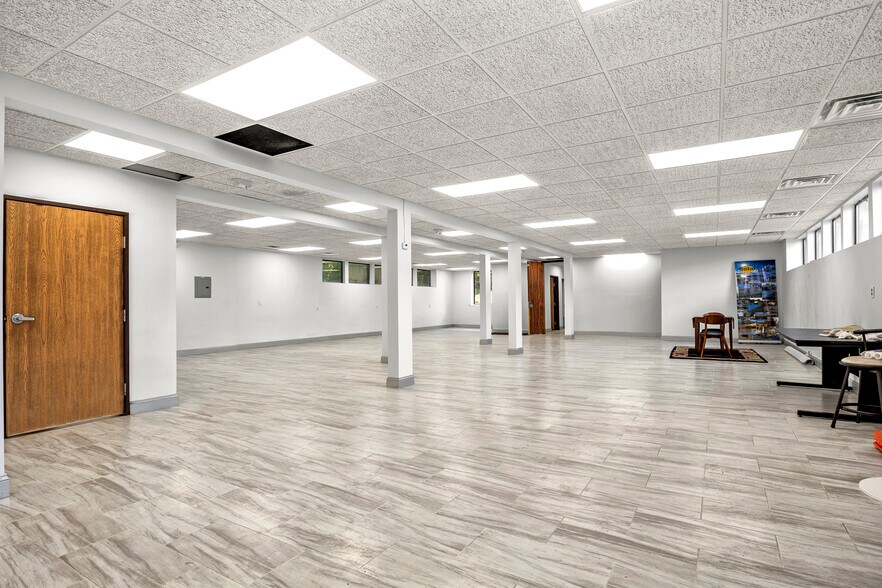 More Photos Of 24724 Lahser Rd, Southfield Office For Sale