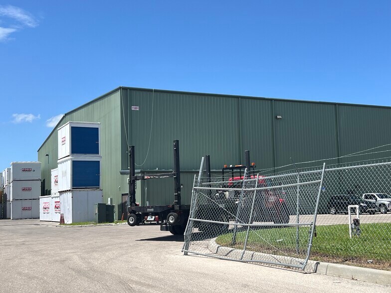 More Photos Of 11891 Amedicus Ln, Fort Myers Warehouse For Lease