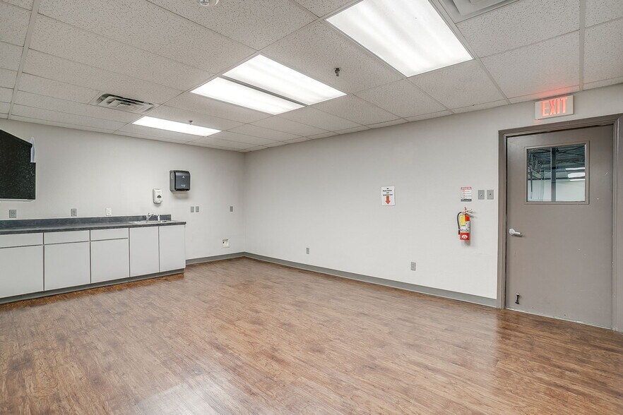 More Photos Of 2051 Franklin Dr, Fort Worth Warehouse For Lease
